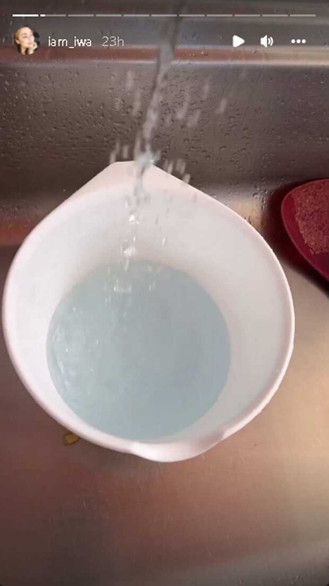 Iwa Moto, tinawag ang pansin ng Maynilad sa sobrang hina umano ng tubig at kulay blue pa Iwa Moto, tinawag ang pansin ng Maynilad sa sobrang hina umano ng tubig at kulay blue pa