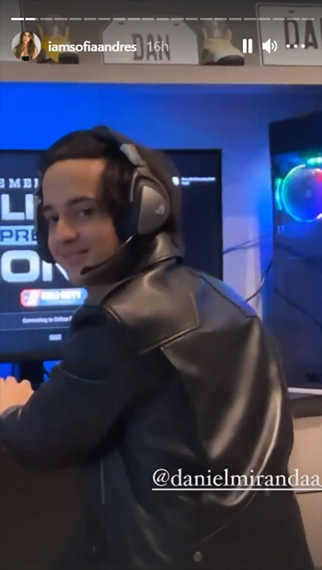 Sophia Andres questions Daniel Miranda's unique gaming outfit Sophia Andres questions Daniel Miranda's unique gaming outfit