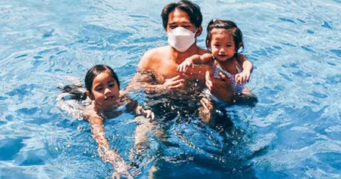 Robin Padilla goes to the beach with wife Mariel & their daughters