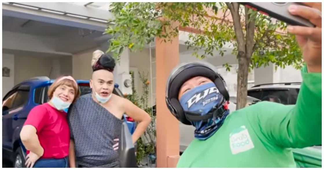Super Tekla at Donita Nose, nag-share ng blessings sa masuswerteng delivery riders Super Tekla at Donita Nose, nag-share ng blessings sa masuswerteng delivery riders