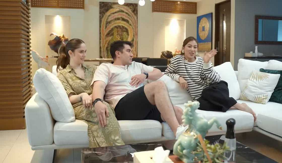 Luis Manzano na-prank ni Alex Gonzaga: "Magkakapunitan kami ng marriage contract dahil sa'yo" Luis Manzano na-prank ni Alex Gonzaga: "Magkakapunitan kami ng marriage contract dahil sa'yo"