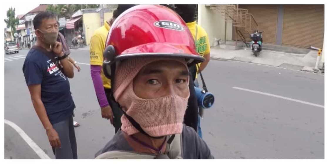 Motoristang mali ang gamit na helmet, 'hinuli' para bigyan ng bago Motoristang mali ang gamit na helmet, 'hinuli' para bigyan ng bago