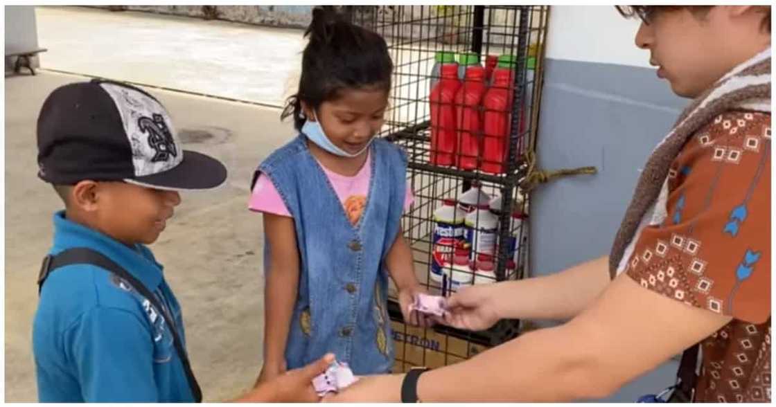 Magpinsan na naglalako ng lumpia para mapaayos ang bahay, natulungan ng vlogger