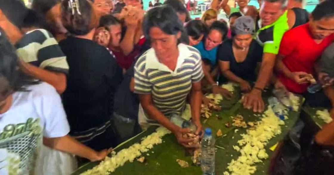 Video ng boodle fight sa Bacolod City, pinagpiyestahan ng netizens Video ng boodle fight sa Bacolod City, pinagpiyestahan ng netizens