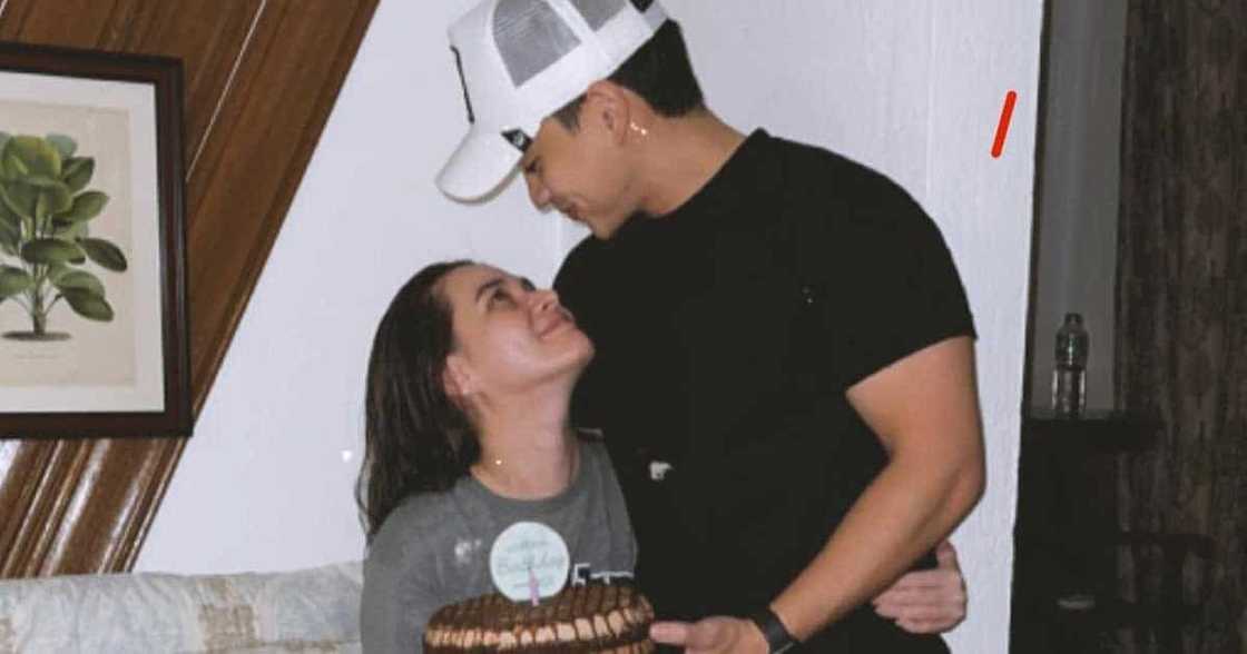Bea Alonzo, pic niya na walang makeup habang hawak ang birthday cake, umani ng papuri Bea Alonzo, pic niya na walang makeup habang hawak ang birthday cake, umani ng papuri