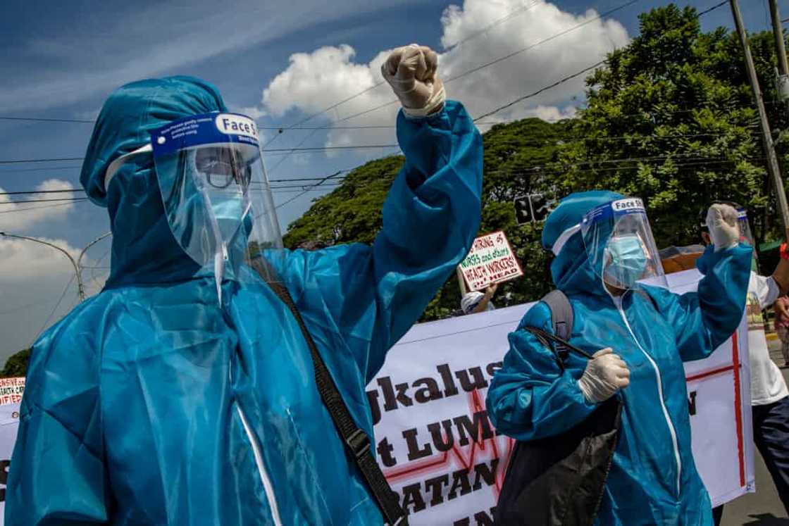 ‘Isang mahigpit na yakap sa’yo’: Tula ng health worker para sa kapwa frontliners, viral na ‘Isang mahigpit na yakap sa’yo’: Tula ng health worker para sa kapwa frontliners, viral na