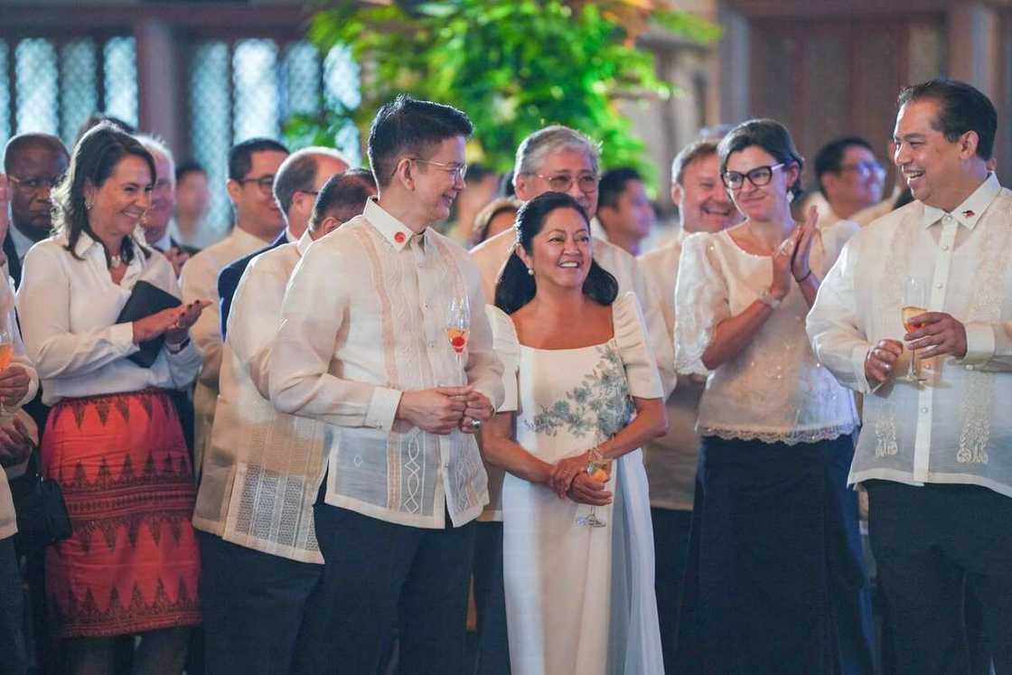 FL Liza Marcos, nagpaliwanag tungkol sa viral video nila ni Chiz Escudero FL Liza Marcos, nagpaliwanag tungkol sa viral video nila ni Chiz Escudero