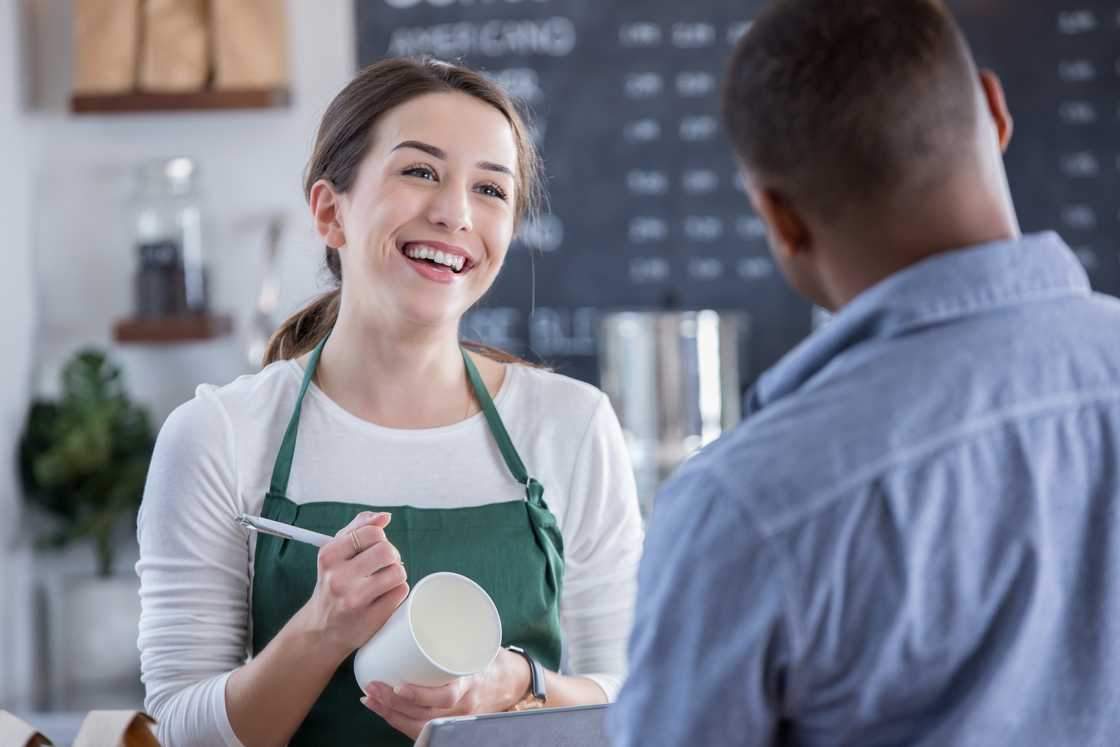 A waitress and a client chatting