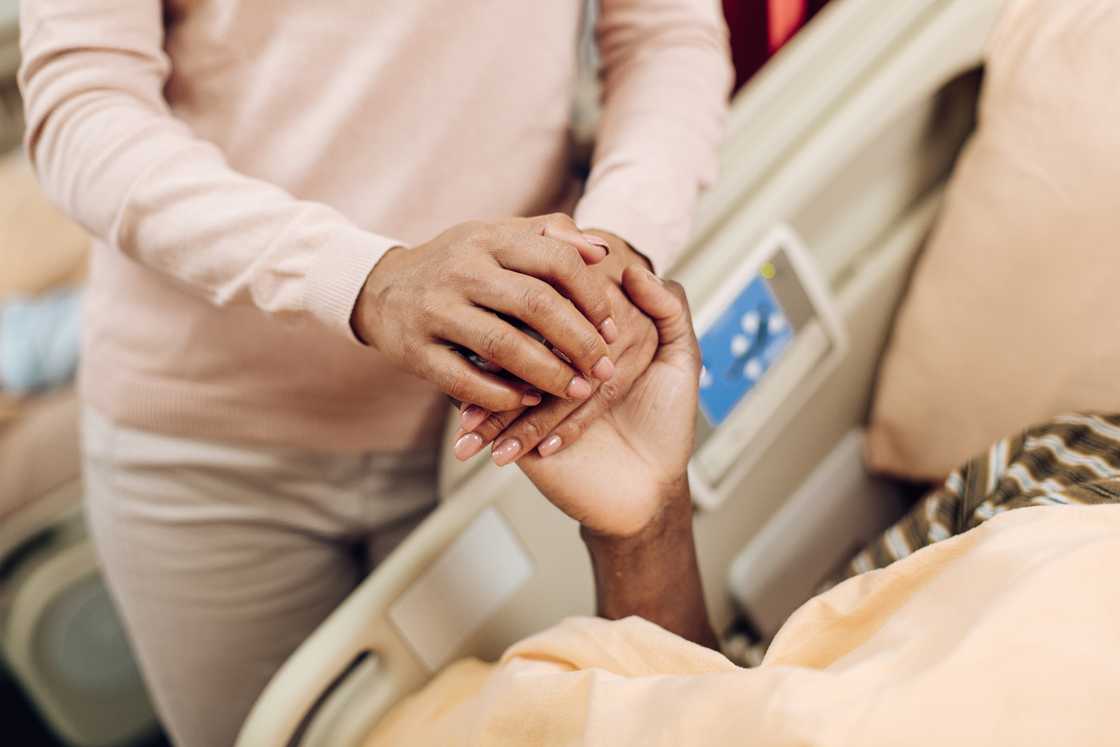 A lady visits her husband in hospital A lady visits her husband in hospital