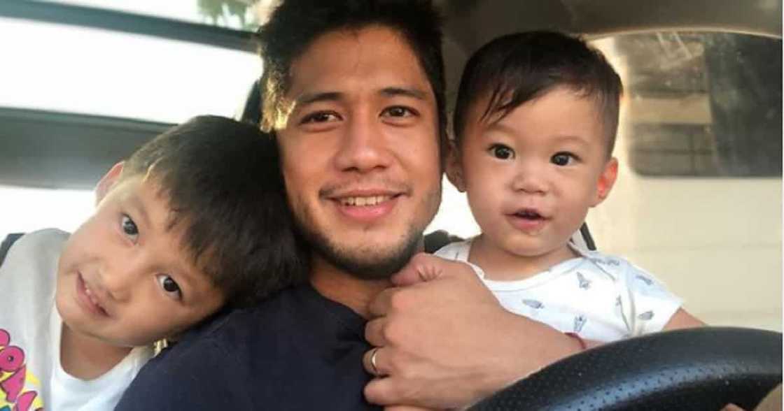 Aljur Abrenica shows his wedding ring while bonding with his children Aljur Abrenica shows his wedding ring while bonding with his children