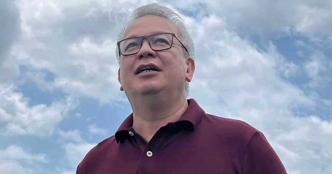 Pamilya ni Mario Dumaual, kinumpirmang pumanaw na ang ABS-CBN reporter sa edad na 64 Pamilya ni Mario Dumaual, kinumpirmang pumanaw na ang ABS-CBN reporter sa edad na 64