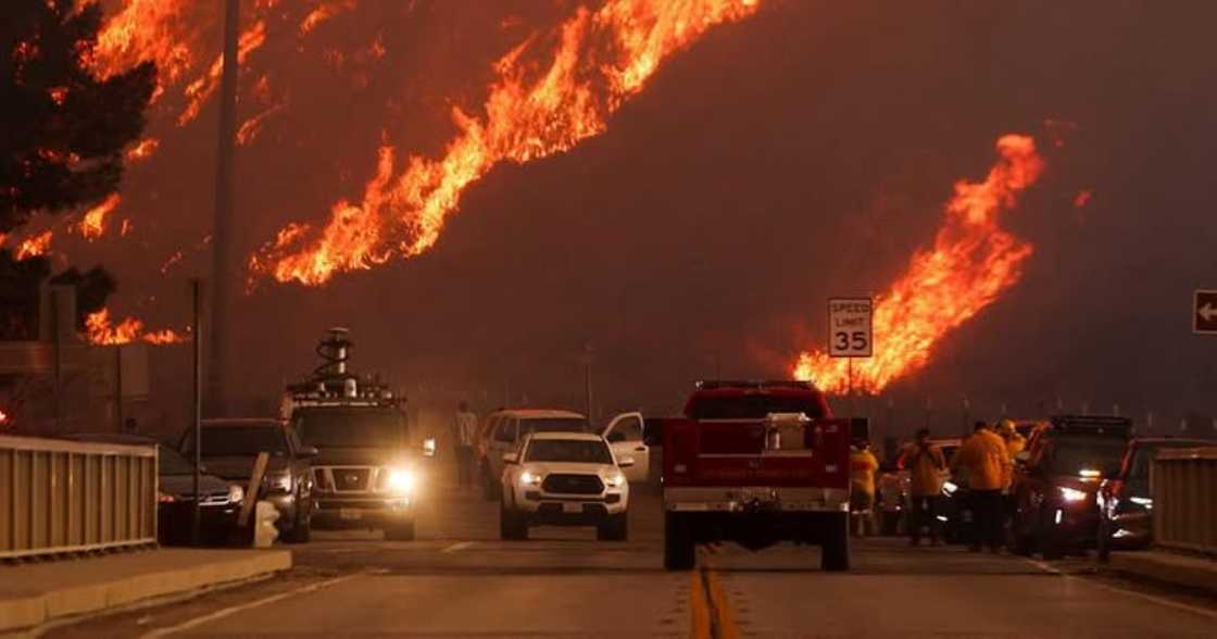Libo-libong residente, lumikas dahil sa bagong wildfire malapit sa Los Angeles Libo-libong residente, lumikas dahil sa bagong wildfire malapit sa Los Angeles