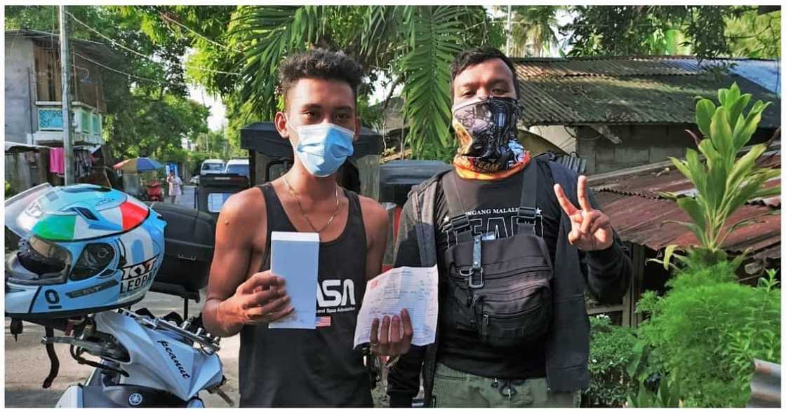 Delivery rider na na-snatch ang cellphone, nabigyan ng bago sa tulong ng netizens Delivery rider na na-snatch ang cellphone, nabigyan ng bago sa tulong ng netizens