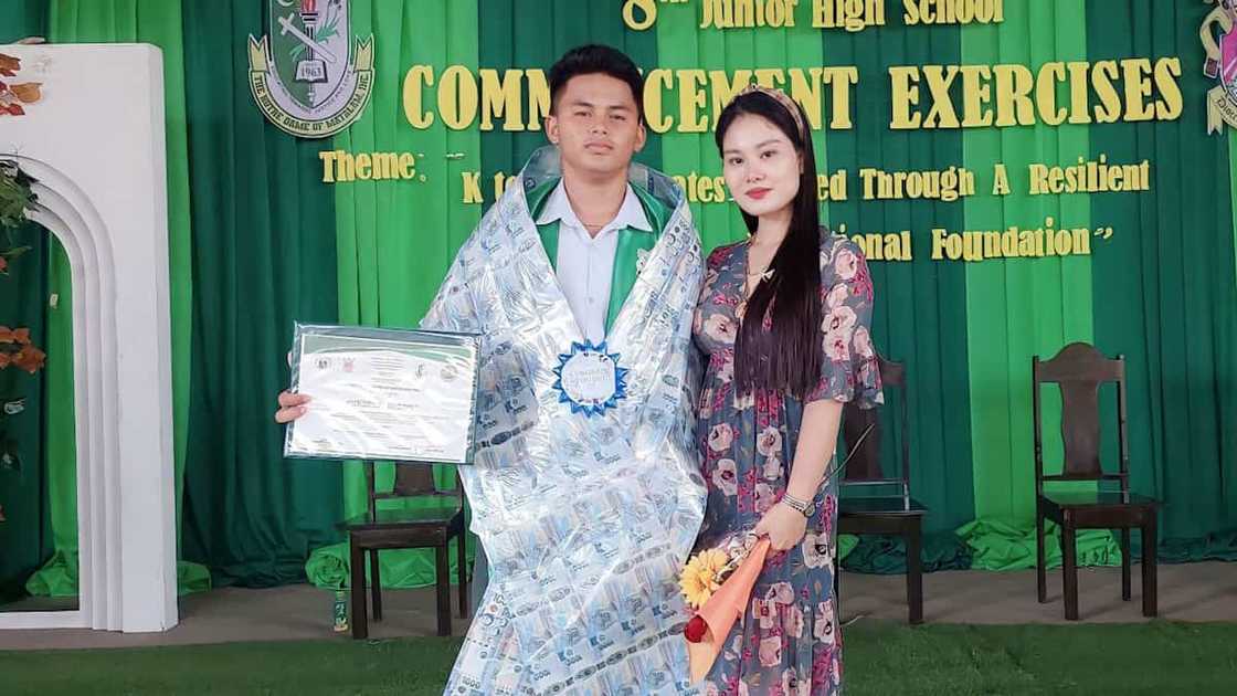 JHS student na nakatanggap ng Php100,000 money garland mula sa kanyang tita, viral JHS student na nakatanggap ng Php100,000 money garland mula sa kanyang tita, viral