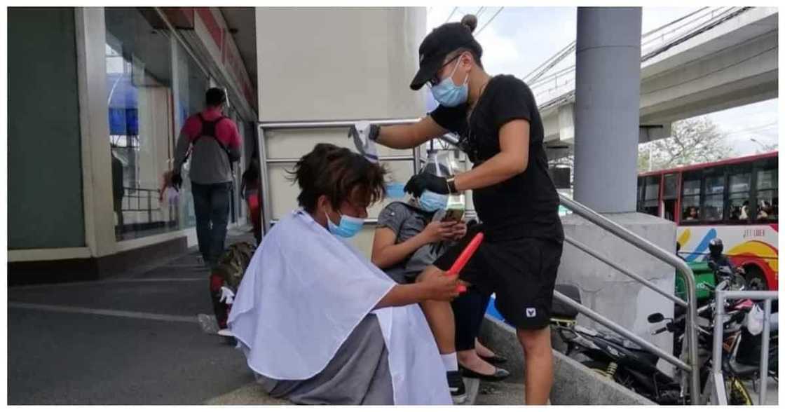 Hairstylist, nagbibigay ng libreng gupit sa mga taong lansangan ng Caloocan City Hairstylist, nagbibigay ng libreng gupit sa mga taong lansangan ng Caloocan City