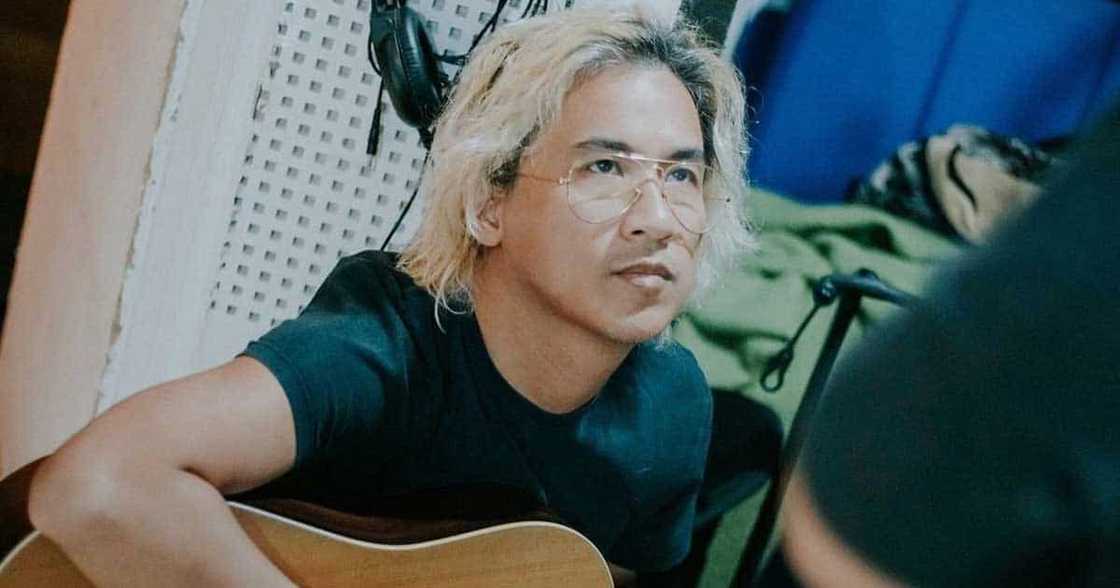 Ely Buendia, kinuyog ng mga followers; ni-remind sa Eheads reunion matapos announcement ni VP Leni na tatakbo Ely Buendia, kinuyog ng mga followers; ni-remind sa Eheads reunion matapos announcement ni VP Leni na tatakbo