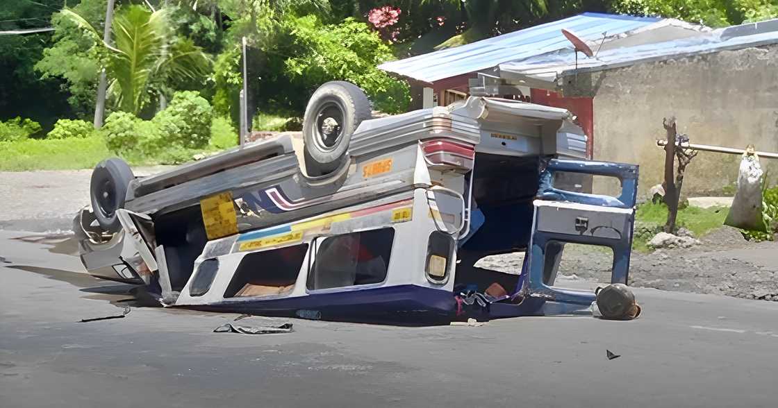 Trahedya sa Quezon: Pampasaherong jeep sa Pagbilao, bumaligtad sa daan; isa patay, 15 sugatan