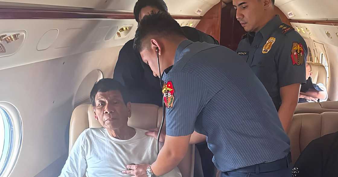 Photos ni FPRRD na patuloy na binibigyan ng medical assistance sa loob ng eroplano, isinapubliko Photos ni FPRRD na patuloy na binibigyan ng medical assistance sa loob ng eroplano, isinapubliko