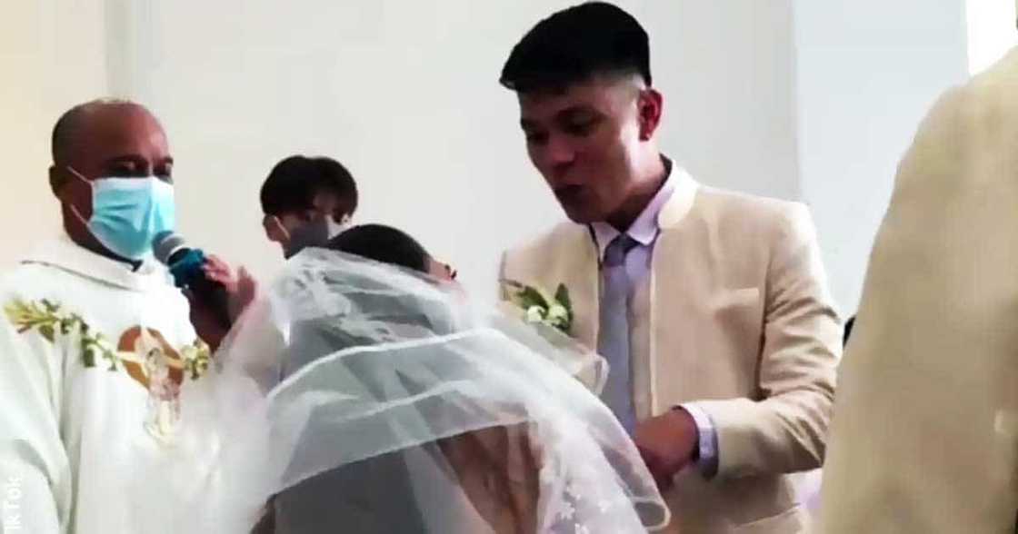 Video ng pagpapatigil ng pari sa halikan ng groom at bride, viral; netizens, nawindang sa ganap