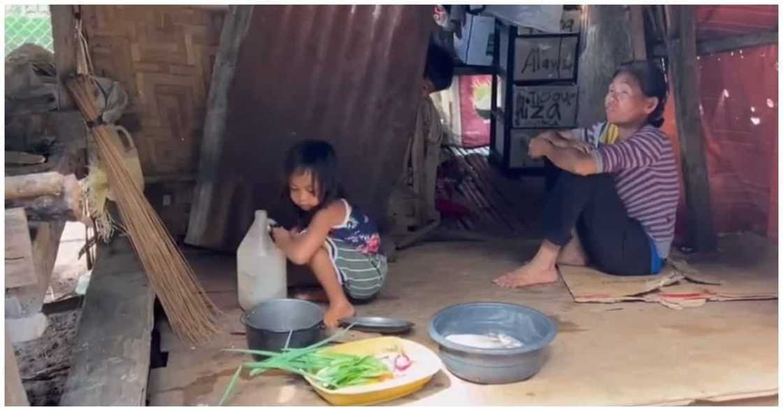 5-anyos na batang nag-aaruga sa lola na bulag, umantig sa puso ng netizens 5-anyos na batang nag-aaruga sa lola na bulag, umantig sa puso ng netizens