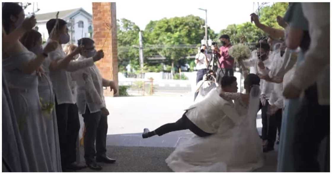Groom, literal na "na-fall" sa sana'y dip kiss nila ng kanyang bride Groom, literal na "na-fall" sa sana'y dip kiss nila ng kanyang bride