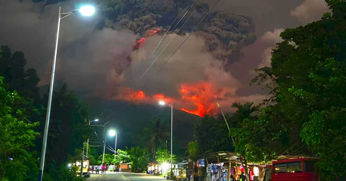 Mt. Kanlaon, muling sumabog; nagbuga ng mapanganib na abo may taas na 4.5 kilometro Mt. Kanlaon, muling sumabog; nagbuga ng mapanganib na abo may taas na 4.5 kilometro