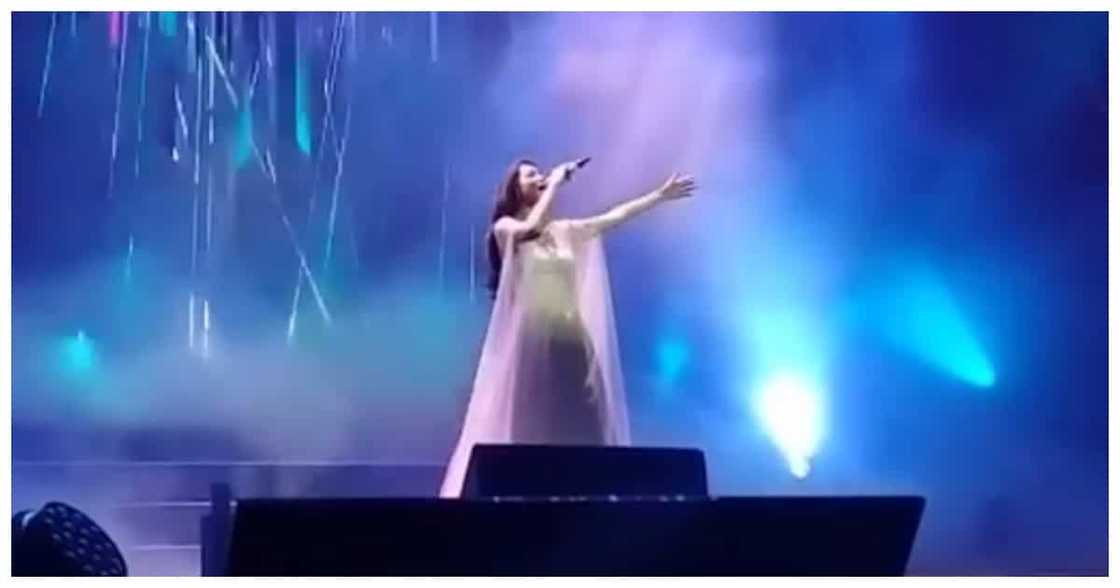 Toni Gonzaga, kumanta ng sikat na Christian song sa kanyang sold-out concert (Smart Araneta Coliseum / News5) Toni Gonzaga, kumanta ng sikat na Christian song sa kanyang sold-out concert (Smart Araneta Coliseum / News5)