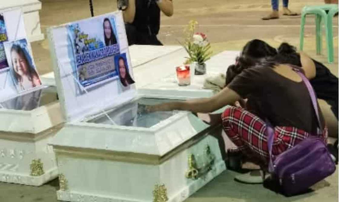 Kamag-anak ng 26 sa nasawi sa landslide, hiling na makita ang iba pang nawawalang kamag-anak Kamag-anak ng 26 sa nasawi sa landslide, hiling na makita ang iba pang nawawalang kamag-anak