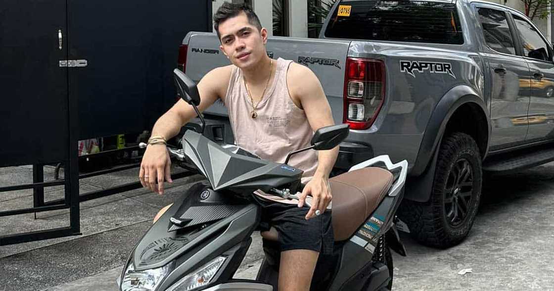 Christian Merck Grey, binigyan ang kapatid ng kapa na gawa sa P1K bills na umaabot P1M bilang graduation gift Christian Merck Grey, binigyan ang kapatid ng kapa na gawa sa P1K bills na umaabot P1M bilang graduation gift