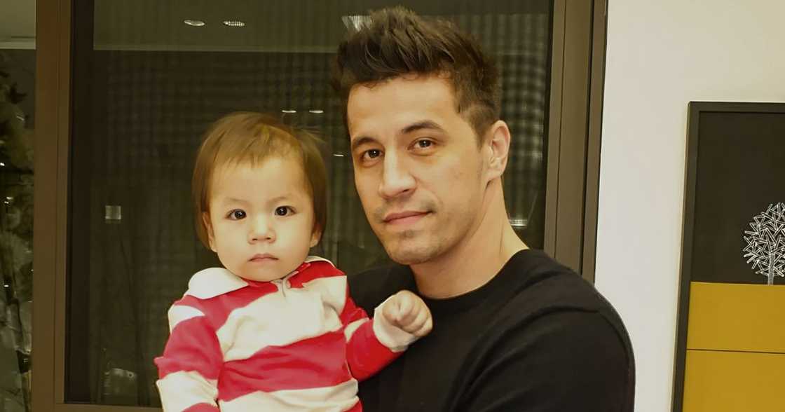 Video ng pagsorpresa ni Marc Pingris sa anak na naka-dinosaur costume, kinaaliwan Video ng pagsorpresa ni Marc Pingris sa anak na naka-dinosaur costume, kinaaliwan