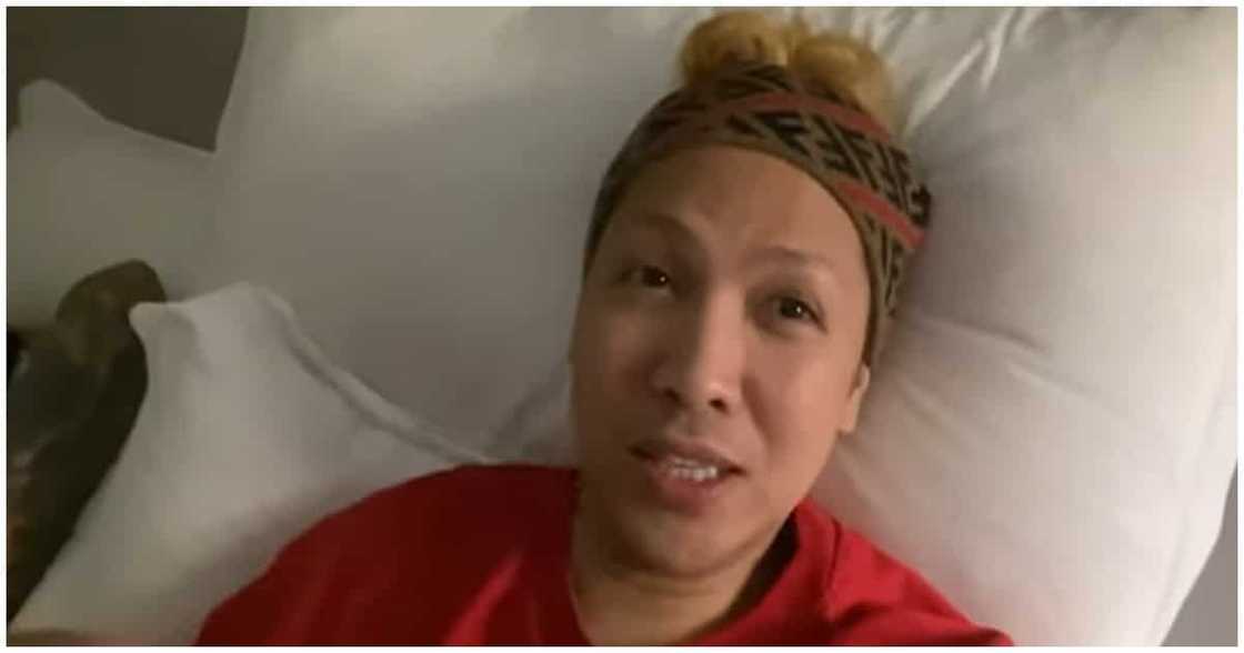 Vice Ganda, ibinahagi ang lambingan at kulitan nila ni Ion Perez bago matulog Vice Ganda, ibinahagi ang lambingan at kulitan nila ni Ion Perez bago matulog