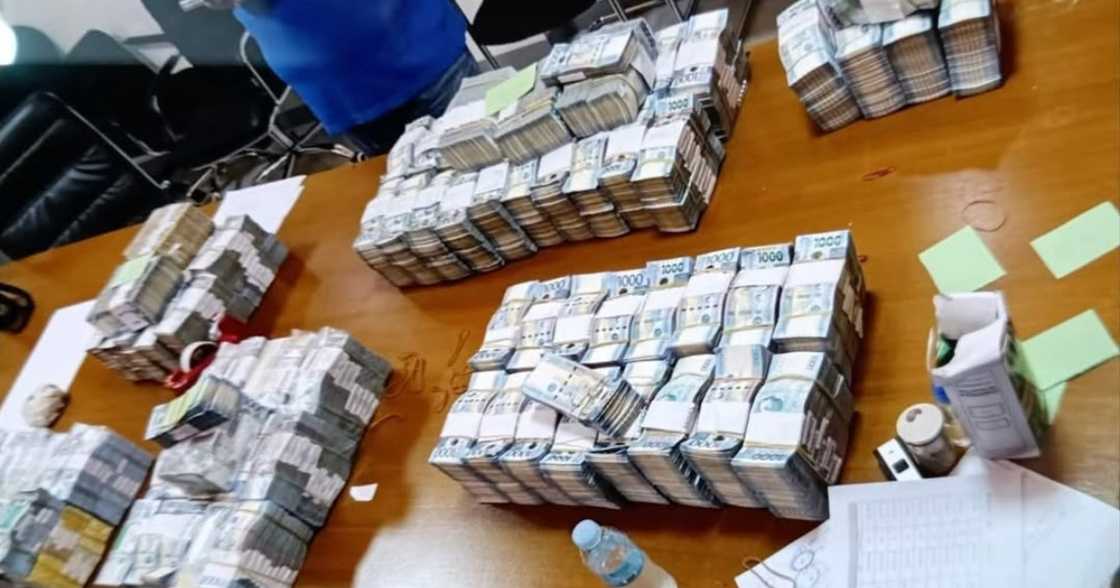 Bundles of cash presented in House hearing on flood control anomalies (Screenshot from House of Representatives livestream via @gmanews)