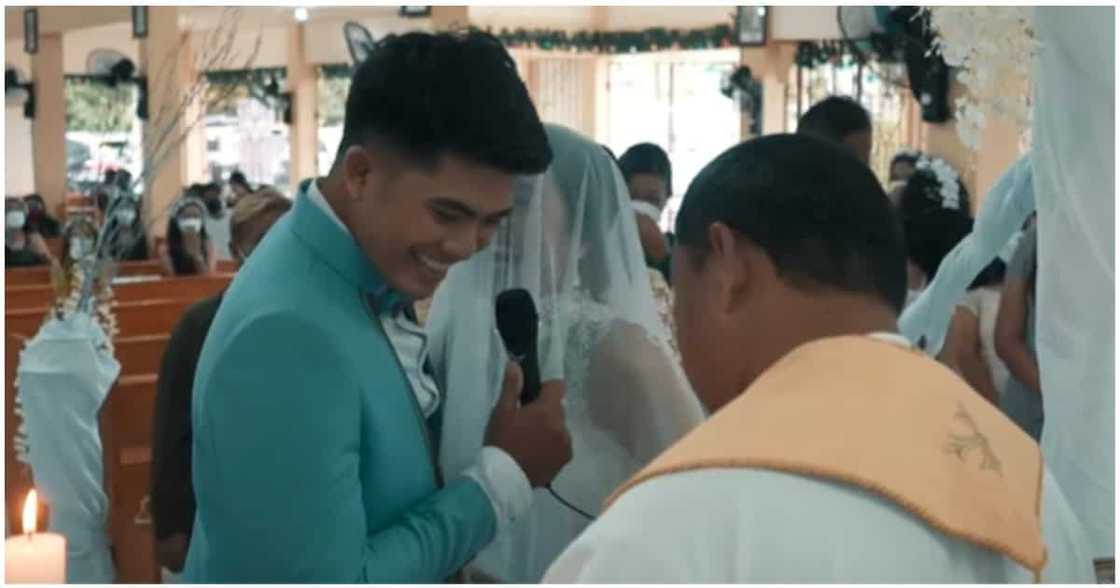 Groom na kinabahan at nagkanda-mali mali ang wedding vows, kinagiliwan ng netizens Groom na kinabahan at nagkanda-mali mali ang wedding vows, kinagiliwan ng netizens