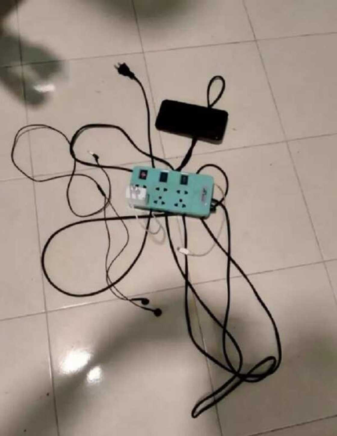 Isang lalaki, namataang patay matapos umano mag-charge habang gamit ang earphones