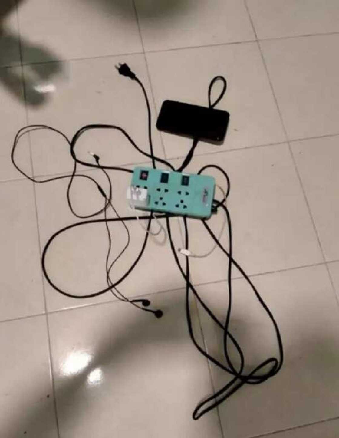 Isang lalaki, namataang patay matapos umano mag-charge habang gamit ang earphones Isang lalaki, namataang patay matapos umano mag-charge habang gamit ang earphones