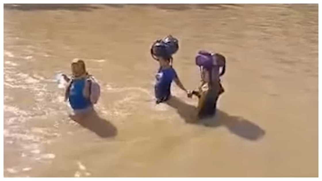 Ilang teachers sa Agusan, buwis buhay sa pagpunta sa tinuturuang paaralan Ilang teachers sa Agusan, buwis buhay sa pagpunta sa tinuturuang paaralan