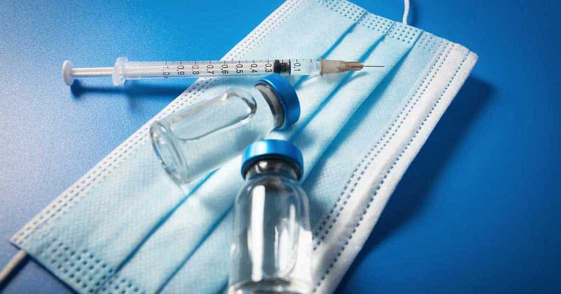 Health worker, nawindang sa mala-higanteng tinedyer na nagpapabakuna; kinailangan pa niyang tumuntong sa upuan Health worker, nawindang sa mala-higanteng tinedyer na nagpapabakuna; kinailangan pa niyang tumuntong sa upuan