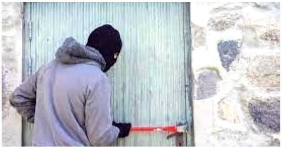 Lalaking na na nasa Php300,000 ang nanakaw , nakikain pa sa pinasok na bahay Lalaking na na nasa Php300,000 ang nanakaw , nakikain pa sa pinasok na bahay