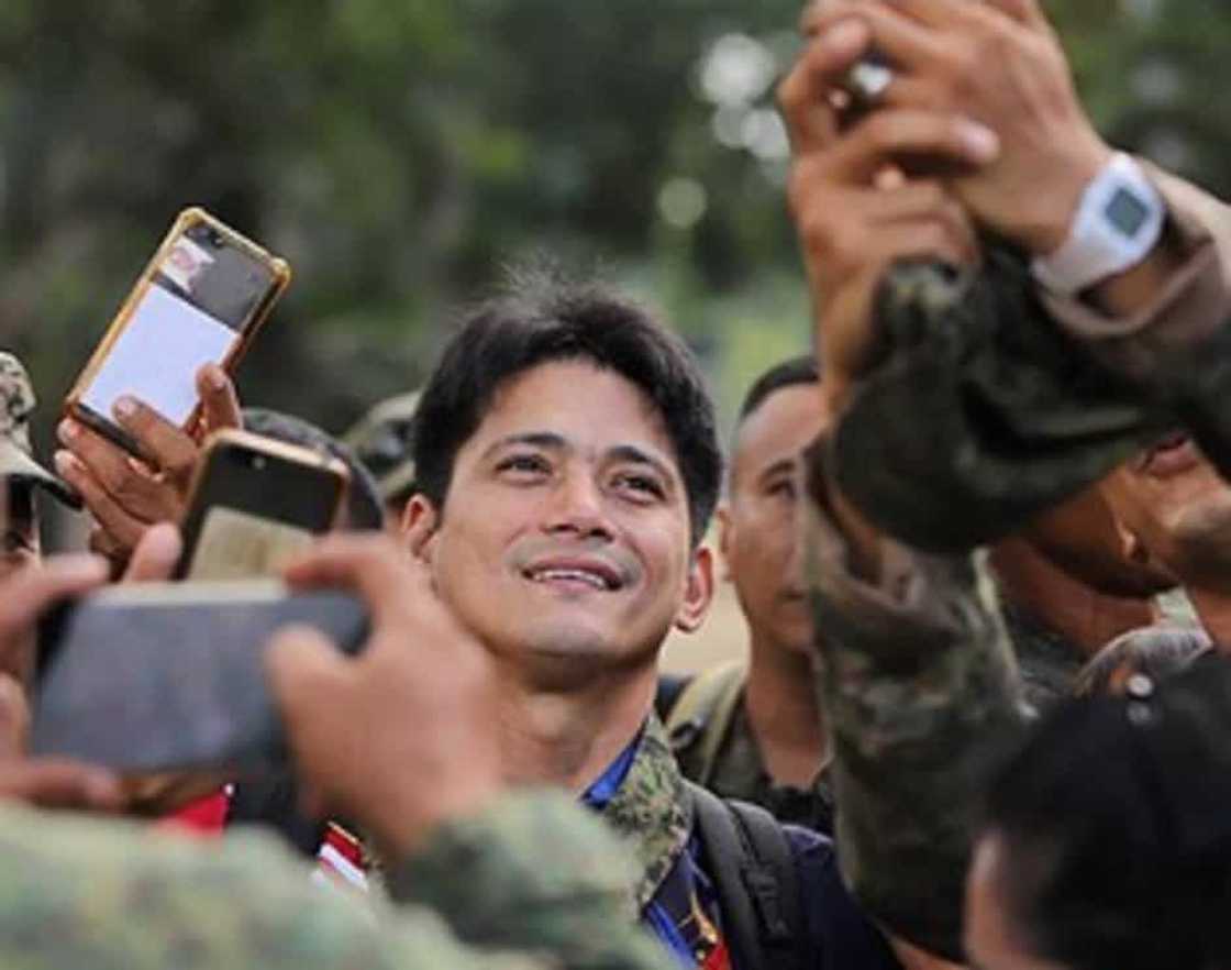 Robin Padilla, napakanta at napasayaw sa 'truth or dare' sa kanya ni Aiko Melendez Robin Padilla, napakanta at napasayaw sa 'truth or dare' sa kanya ni Aiko Melendez