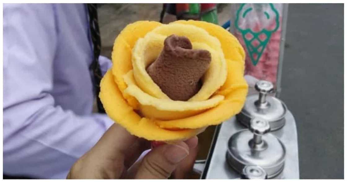 Sorbetero na naka-long sleeves at necktie sa pagtitinda, hinangaan ng marami Sorbetero na naka-long sleeves at necktie sa pagtitinda, hinangaan ng marami