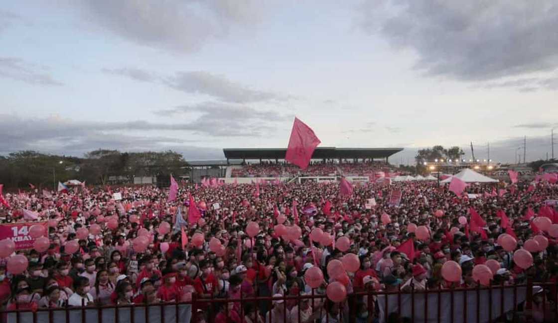 VP Leni's camp, umalma sa akusasyong binayaran ang attendees sa Cavite grand rally VP Leni's camp, umalma sa akusasyong binayaran ang attendees sa Cavite grand rally
