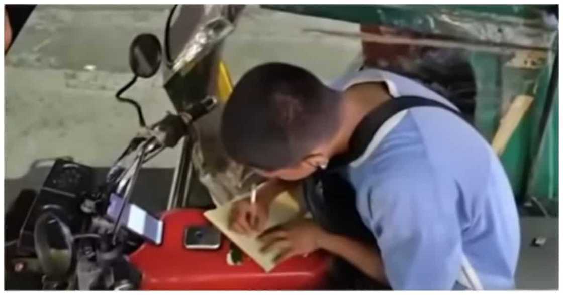 Tricycle driver na naisisingit ang online class sa pamamasada, hinangaan Tricycle driver na naisisingit ang online class sa pamamasada, hinangaan
