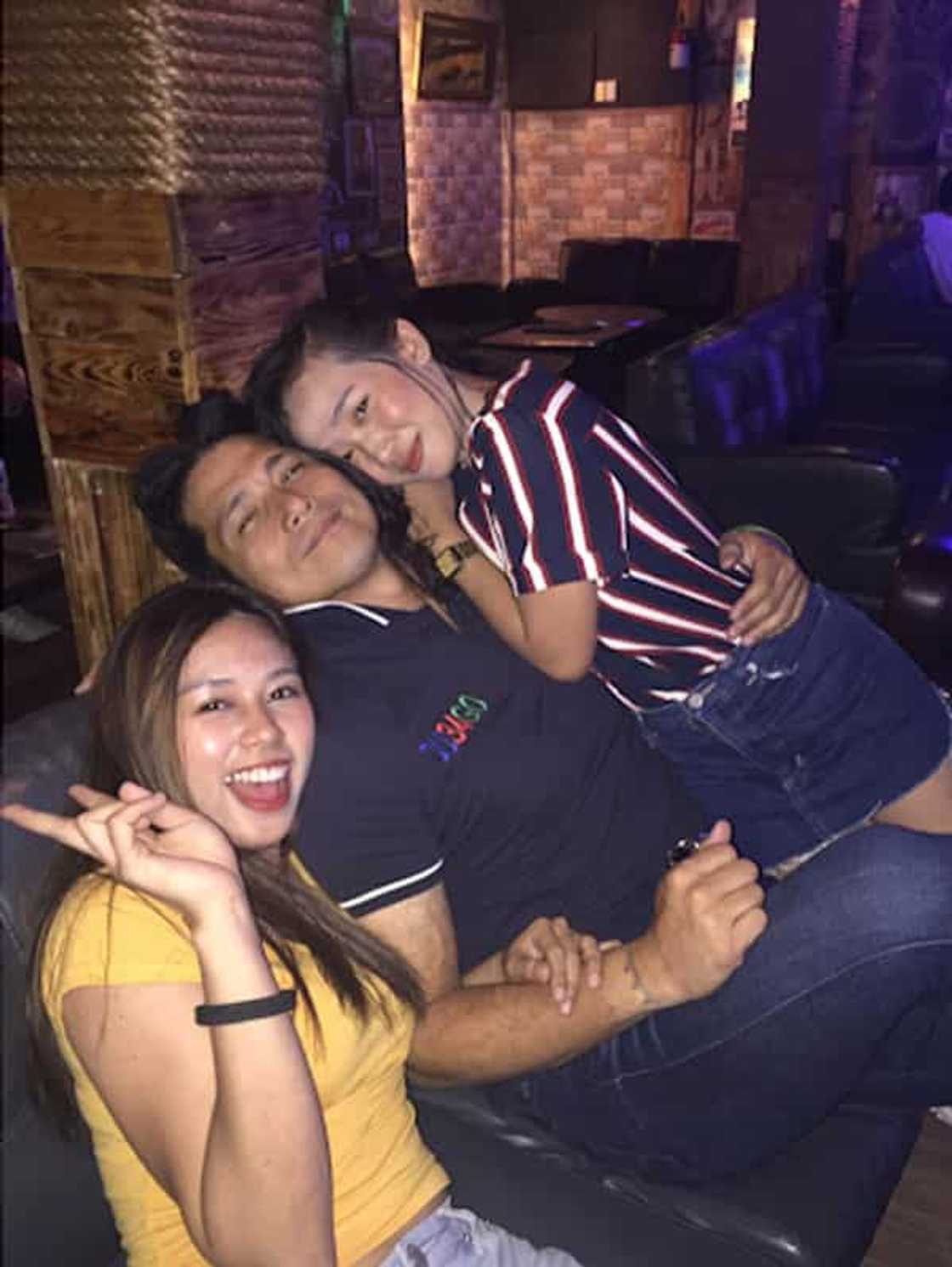 Mga larawan ni Robin Padilla na may kinakandong na ibang babae nag-viral Mga larawan ni Robin Padilla na may kinakandong na ibang babae nag-viral