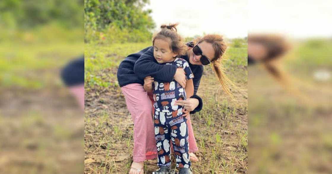 Parang happy family! Derek Ramsay, Ellen Adarna and Elias, go on a road trip Parang happy family! Derek Ramsay, Ellen Adarna and Elias, go on a road trip