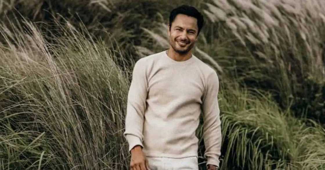 Derek Ramsay, emosyunal na kinausap ang ama bago ang kasal; makikitang pinapahiran ang mga mata ng panyo Derek Ramsay, emosyunal na kinausap ang ama bago ang kasal; makikitang pinapahiran ang mga mata ng panyo
