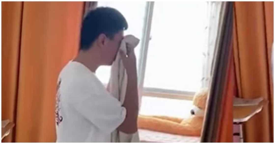 Ama na nag-tutor sa anak sa loob ng isang taon, naiyak nang bumagsak pa rin ito sa Math Ama na nag-tutor sa anak sa loob ng isang taon, naiyak nang bumagsak pa rin ito sa Math
