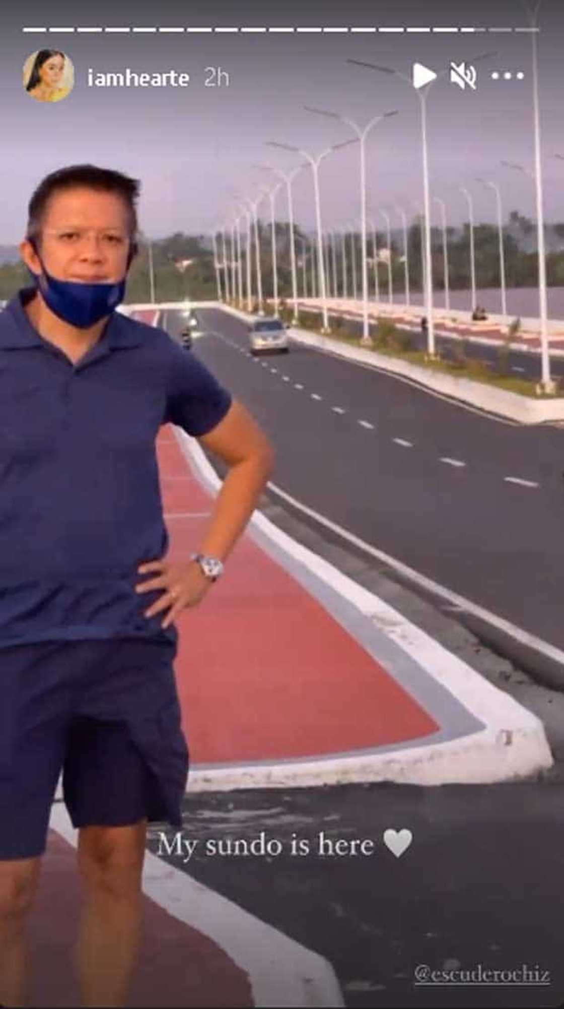 Video of Gov. Chiz Escudero "picking up" Heart Evangelista after her exercise sends kilig-vibes Video of Gov. Chiz Escudero "picking up" Heart Evangelista after her exercise sends kilig-vibes