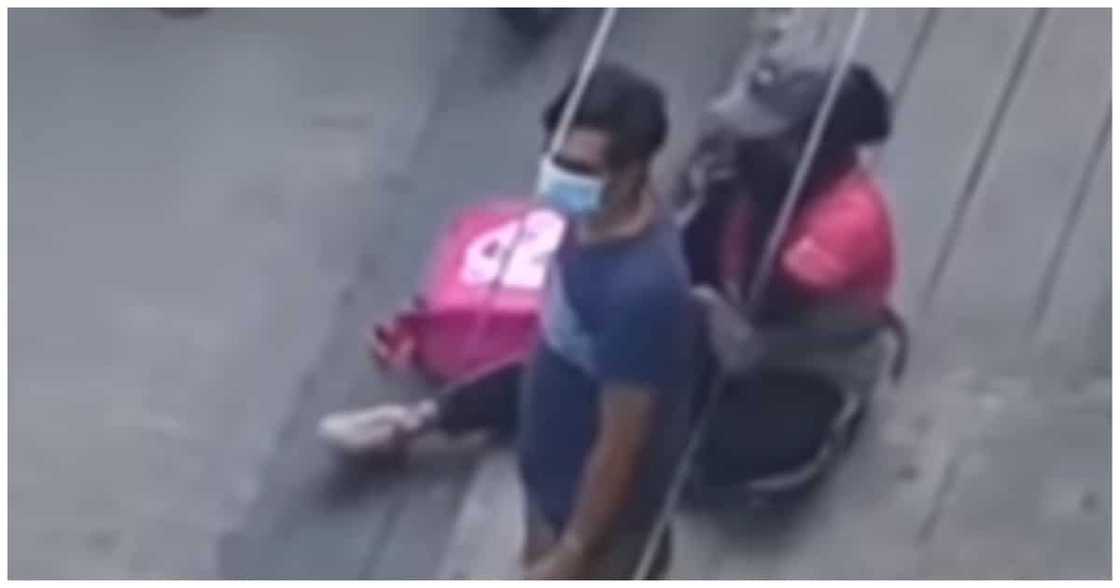 Babaeng delivery rider, napalupasay sa kakaiyak nang makitang nanakaw ang kanyang bike Babaeng delivery rider, napalupasay sa kakaiyak nang makitang nanakaw ang kanyang bike
