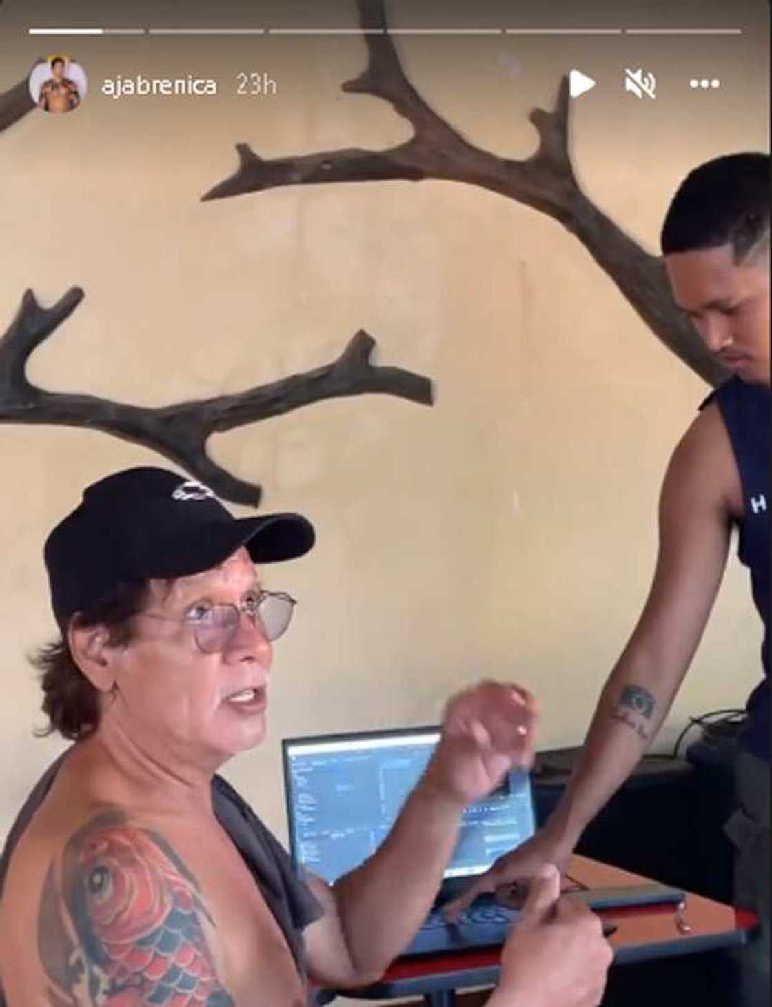 Aljur Abrenica, ibinida kung paano dinedemonstrate ng ama kung paano kumanta Aljur Abrenica, ibinida kung paano dinedemonstrate ng ama kung paano kumanta