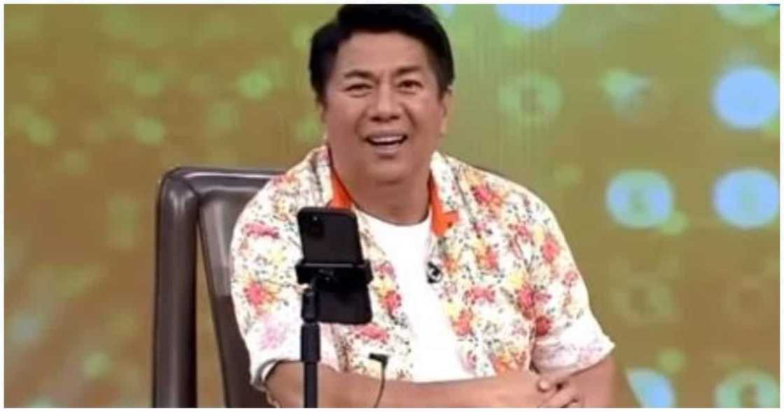 Willie Revillame, nagalak sa caller na nagsabing pinanood siya nito sa channel 4 Willie Revillame, nagalak sa caller na nagsabing pinanood siya nito sa channel 4